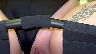 Yatak Odasında Kinky Seks Sandalyesiyle Sertçe Yarak Biniyorum