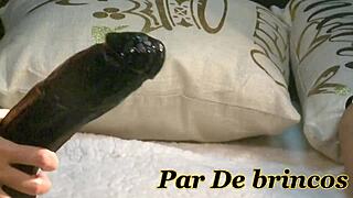 duas SAFADAS dançando COM UM BRINQUEDO GIGANTE