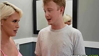 Üvey anne üvey oğluna yoğun seksle boşaltmada yardım ediyor