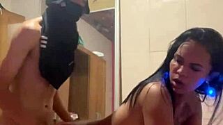 veio entregar a ração e ficou por aki mesmo