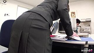 Şey, Japon sekreteri tuvalette yalnız mastürbasyon yaparken izledim... inanılmaz orgazm!