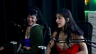 يا رجل، هي مشهورة دلوقتي بسبب الفيديو البري ده!