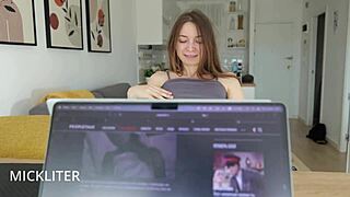 جارتي الشهوانية تريد النيك بشدة