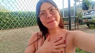 Zbujam se poželjiva po velikem črnem kurcu in masturbiram na prostem za neznance