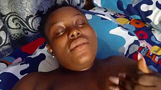 كسي يئن عشان حاجة جوا