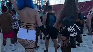 Does Jewelz Blu flash big ass to fans outdoors?