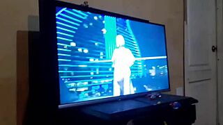 라티나 베이비 Yailin이 방에서 Karol G 듣다가 자위해