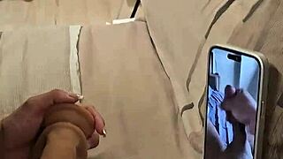 Kalena Mitrak main-main dengan mainan di klip swinger