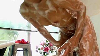 Hot Japanese babe Risa Mizuki working today, so steamy! 🔥