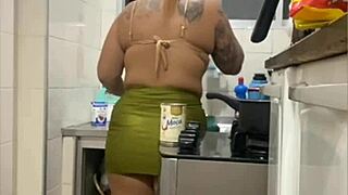 fazendo live na cozinha de mini saia mostrando a buceta gorda