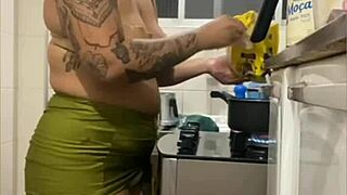 fazendo live na cozinha de mini saia mostrando a buceta gorda