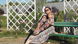 Hej, pogledaj ovu dlakavu mature kako se izlaže u parku?