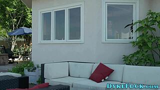 milf fingers teen's pussy outdoors 😍