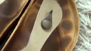 Leuke vrijdag met blote voeten in leren rok