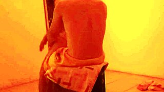 La puta del prostíbulo me dio una mamada gratis por el celular