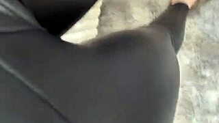 Leuke vrijdag met blote voeten in leren rok