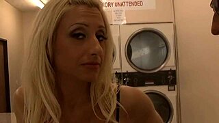 Блондинка-мама с большими сиськами скачет на члене в позе наездницы