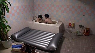 既婚レズビアンの親密な世界をパート1で探求。