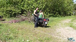 ワイルド屋外ファック、ホーニーブロンドがオートバイで