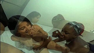 Üçlüde sevgilimi çok erken boşalttım, şimdi en iyi arkadaşımın amını sikemiyor