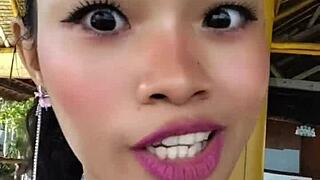 BEAUTY SHOWS HUGE DILDO