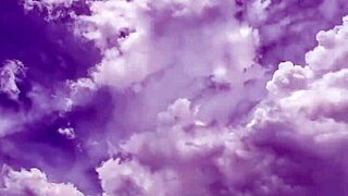 BEAUTY SHOWS HUGE DILDO