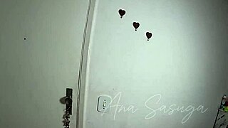 peguei minha amiga se masturbando no sofa da sala e perguntei se ela quer brincar com brinquedos