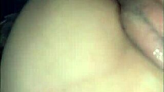 ella tiene un orgasmo y se chorrea mientras le doy de a perrito