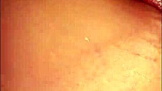 ella tiene un orgasmo y se chorrea mientras le doy de a perrito