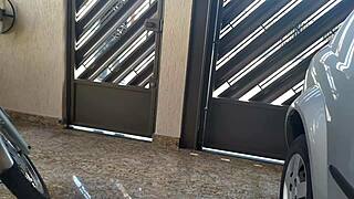 Vizinha gostosa de shortinho jeans provocando os vizinhos