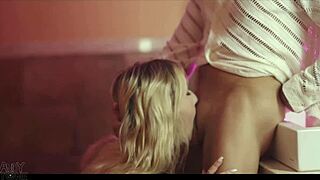 Bu Fransız sarışın 18+ genç ırklararası üçlüde vahşileşti. Arjantinli ve Kübalı adamlara takıntılı!