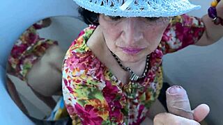 Super mommy suger fortsatt kuk bra i POV cumshot