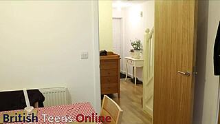 İngiliz 18 yaşındaki goth kız döl soslu dondurma yiyor