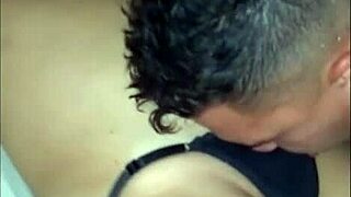 Novinho comendo a Karina enquanto outro filma e aguarda a vez.