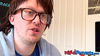 يخدع الجميلة تمص زبه الكبير