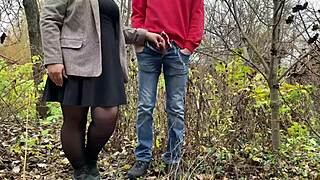 Şişman kaynana kirli açık hava işeme oyunuyla hakimiyet kuruyor