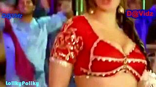 kareena shows her hottest navel in milf style
