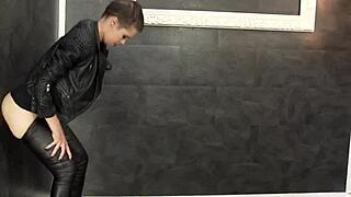 Glamour ayakkabılı fetiş güzeli blowbang bukkake alıyor 😍