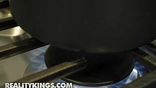 Zmysłowa laska widzi gapiącego się faceta i proponuje pogawędkę