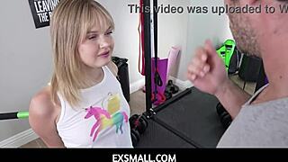 Micuța 18+ Coco Lovelock dă muie murdară unui tip mare la sală, vrei să vezi?