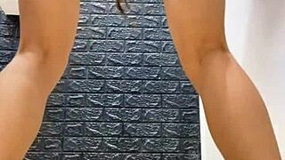 Maagdelijke tiener 18+ nat kutje smeekt om lul