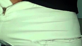 Arriva con una forte sborrata in t-shirt sexy