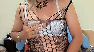 Transexual tetona con leche maternal