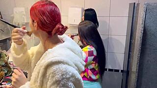 o bar com calcinhas penduradas no teto