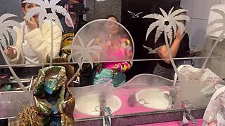 o bar com calcinhas penduradas no teto