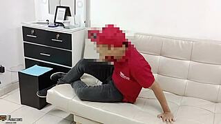 Mi jefe me folla estando solos en casa