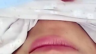 Mogen latina-nerd knullar ung följare med stor rumpa