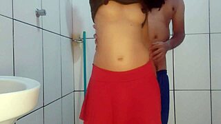 Fodendo a Faxineira no Banheiro