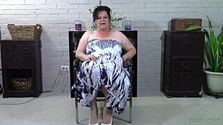 Мастурбира и разказва истории с вибратор и големи цици