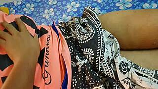 does cheating desi girlfriend enjoy lover in hotel?